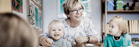 Kvindelig pædagog med to børn